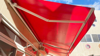 オーニングを下駄箱前出入口に施工|幼稚園・保育園