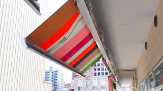 特注ストライプ柄の電動オーニングを保育園バルコニーに施工|神奈川県