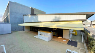 砂場エリアのダブルオーニング＋保育室テラスの幅広オーニング｜愛知県長久手市