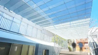 開閉式シェード＋オーニングを幼稚園・階段通路の日よけ用に施工｜東京都豊島区