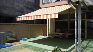 オーニングを幼稚園テラス前に施工｜オレンジ×白色・ストライプ柄｜愛知県名古屋市